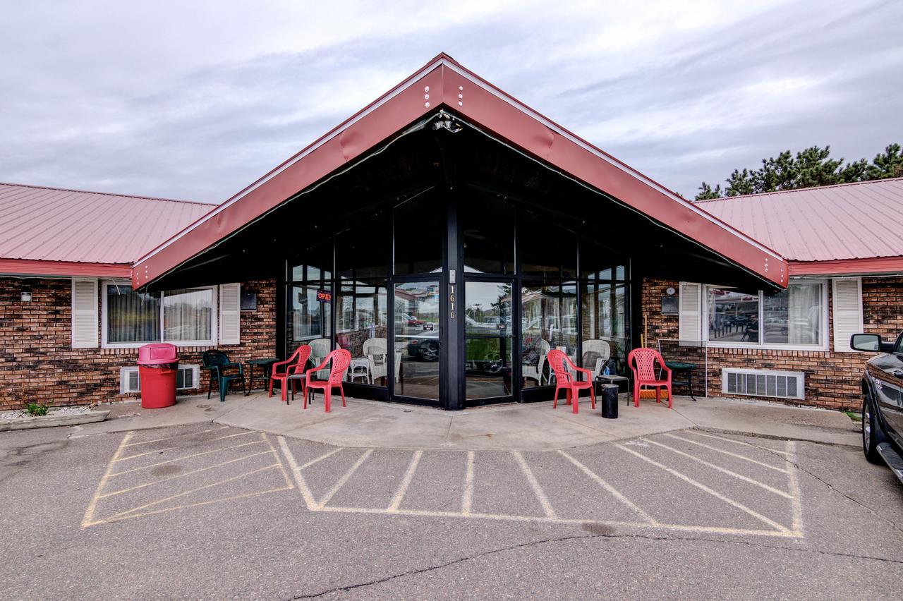 Bloomer Inn & Suites Exterior photo