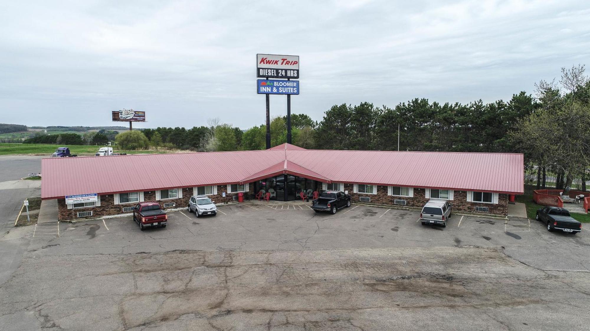 Bloomer Inn & Suites Exterior photo